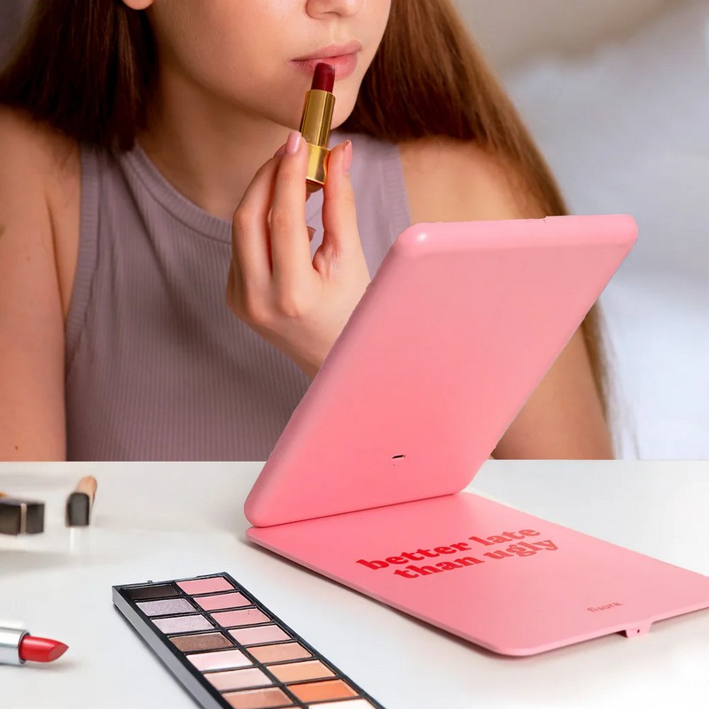 Specchio con luce (3 modalità con controllo touch) portatile a forma di tablet rosa con scritta “Better late than ugly”, un'utilissima idea regalo donna o per Natale